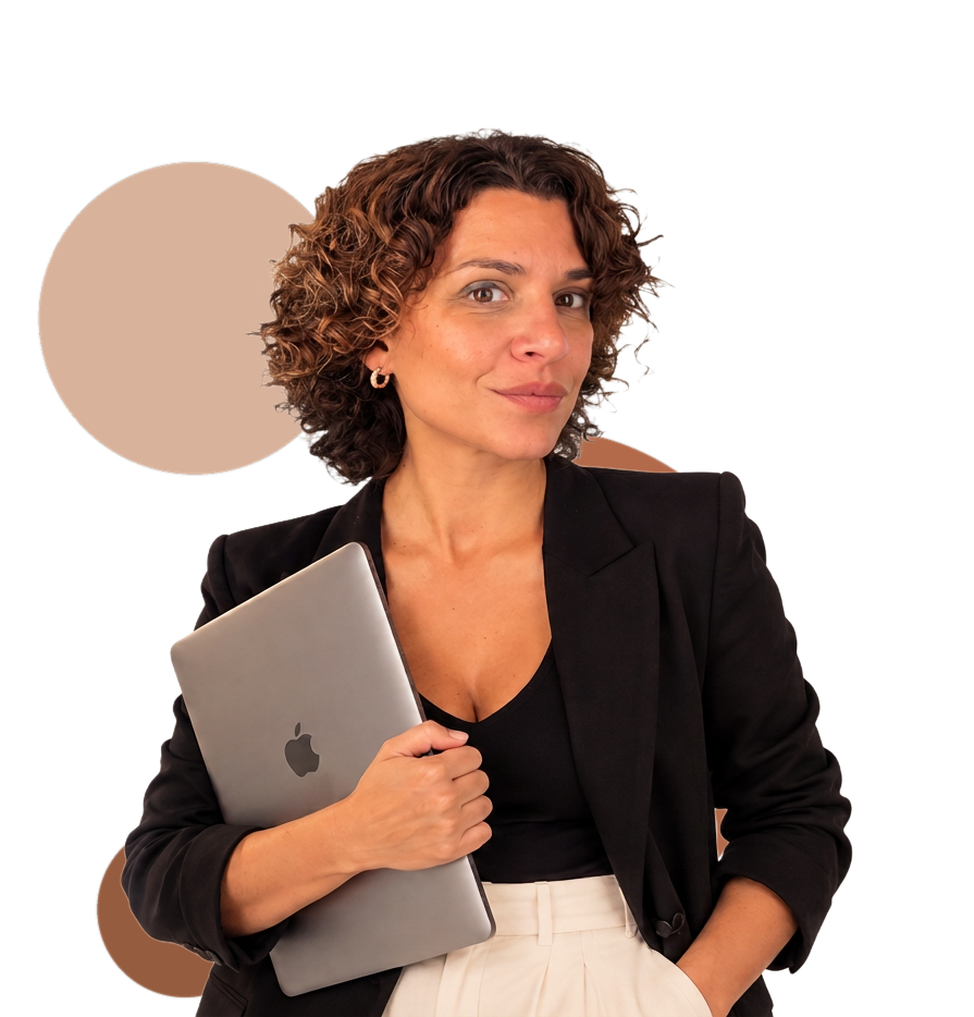 Paola Donno in blazer nero con un computer portatile, su cerchi decorativi marrone e nude