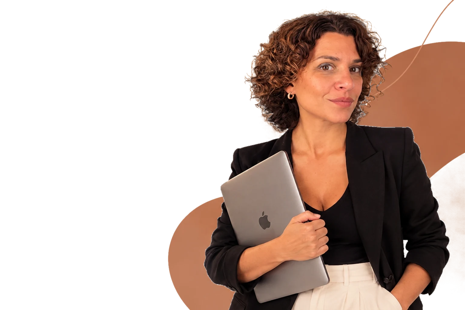 Paola Donno in blazer nero con un computer portatile, su sfondo con cerchi decorativi terracotta